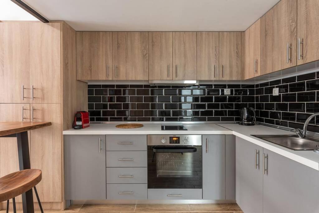 Industrial Loft Near Seaside W 200Mbps Apartment Солун Екстериор снимка