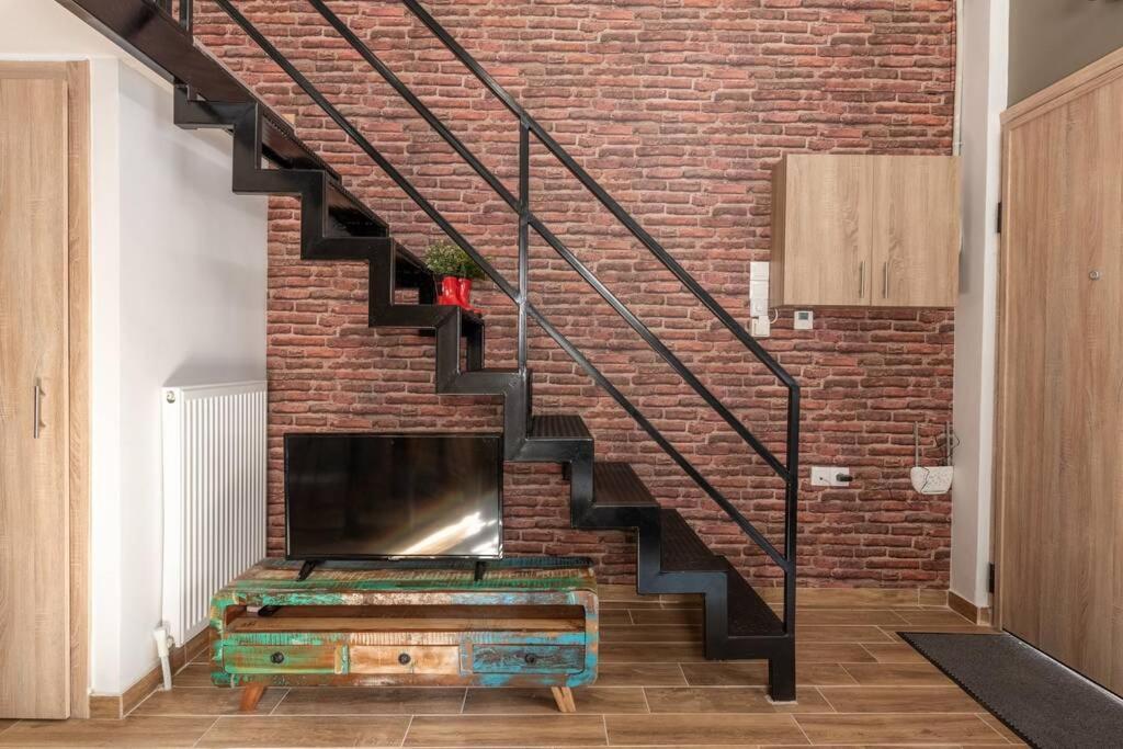 Industrial Loft Near Seaside W 200Mbps Apartment Солун Екстериор снимка